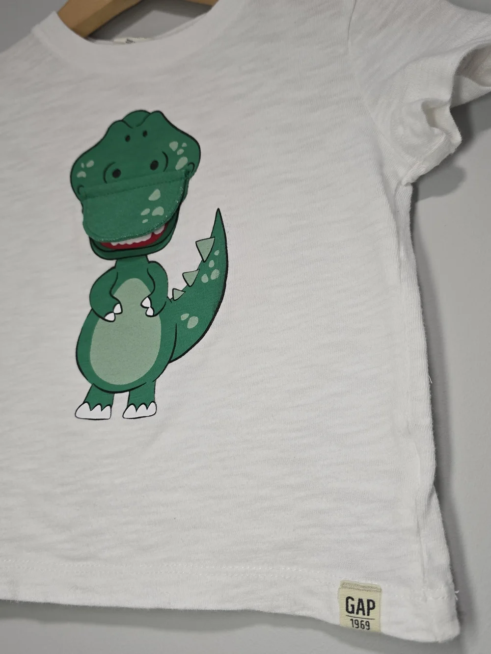 GAP Kids White T-Shirt with Green Dinosaur Graphic Soft Cotton.